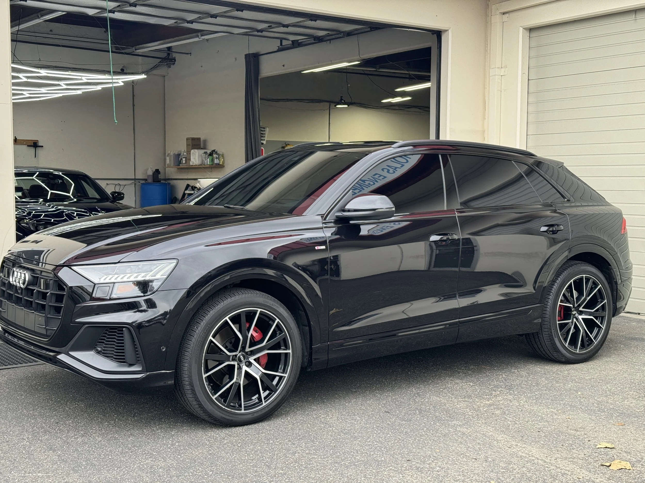 ODIUM blackl ブラックメタル 2019 Audi Q8 (Orca Black Metallic) — DETAILERSHIP™